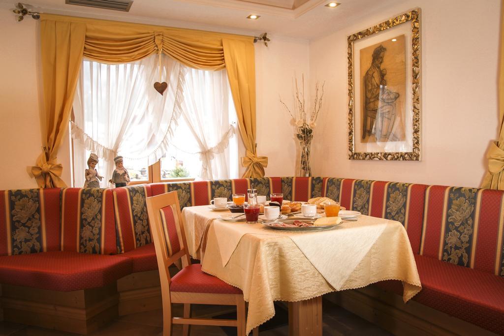 Garni Pra Fiori Hotel กัมปีเตลโลดีฟัสซา ภายนอก รูปภาพ